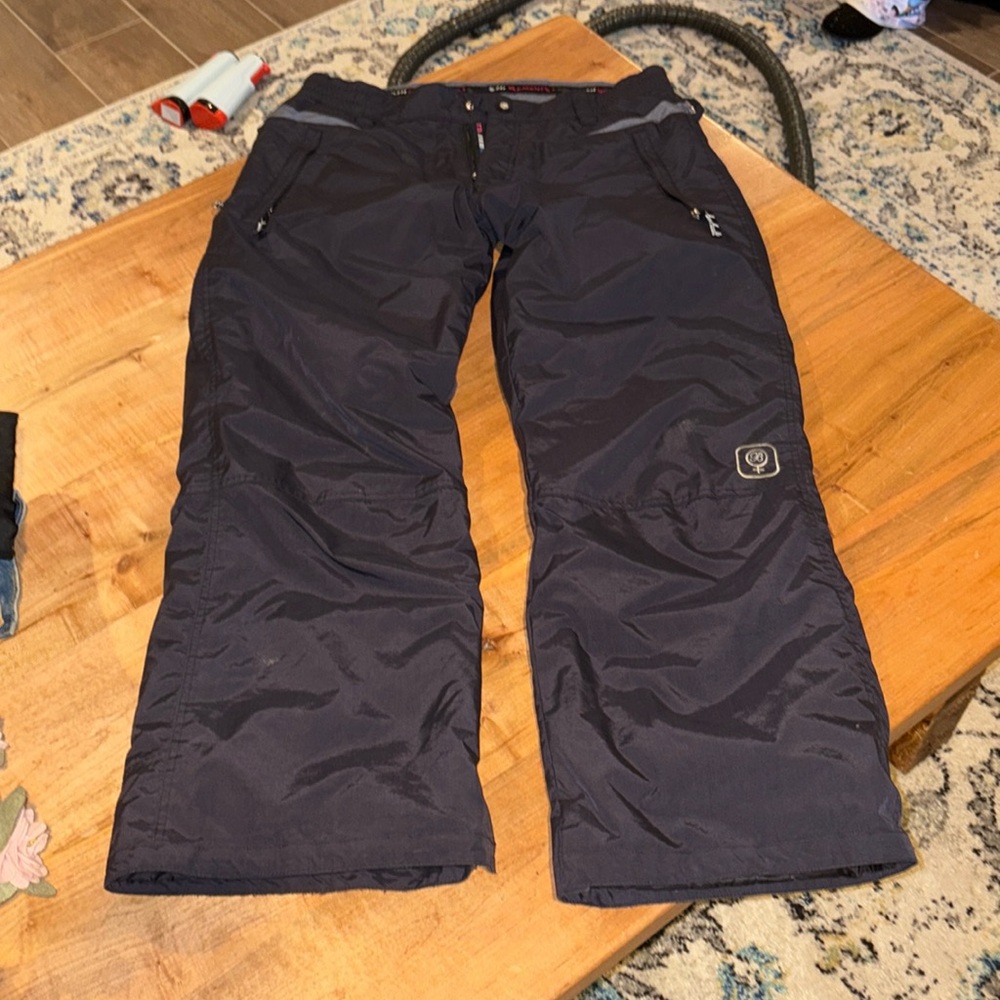 Guc Betty rides large snow pants